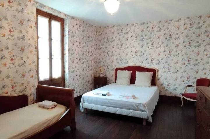 Gîte pour 15 personnes, avec jacuzzi et jardin à Salies-du-Salat - 4