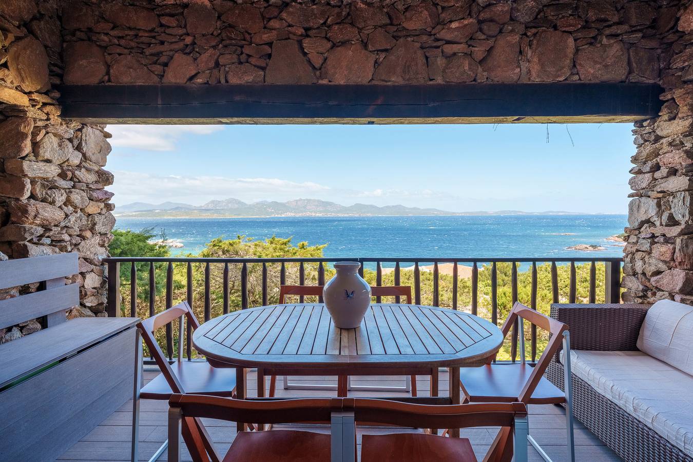 Apartamento entero, Apartamento 'Casa Vacanze Ribes' con vistas al mar, piscina compartida y terraza privada in Li Cuncheddi, Gallura