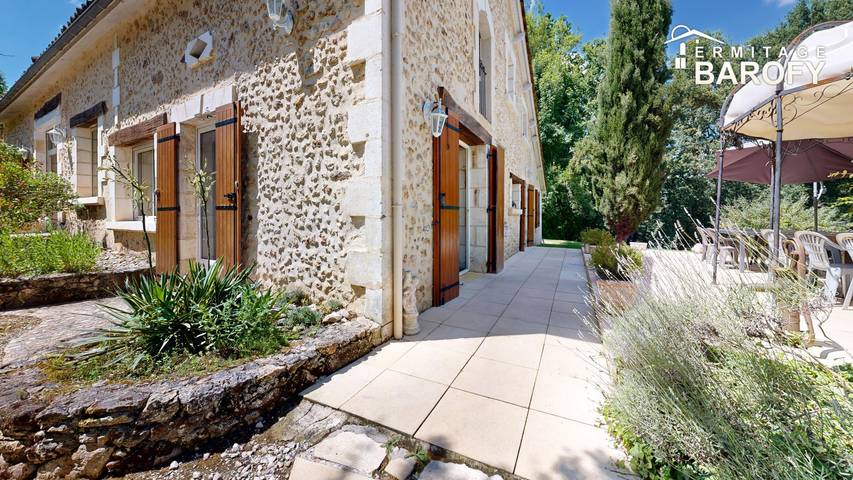 Gîte pour 15 personnes, avec Terrasse ainsi que Jardin et Piscine