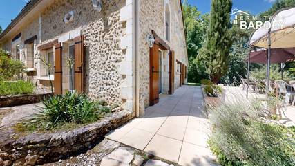 Gîte pour 15 personnes, avec piscine ainsi que terrasse et jardin en Dordogne
