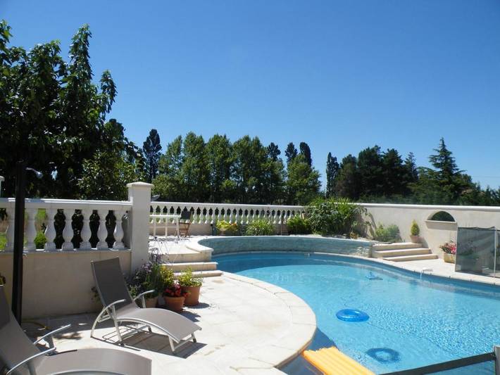 Location de vacances pour 4 personnes, avec vue ainsi que jardin et piscine, animaux acceptés à Châteaurenard - 2