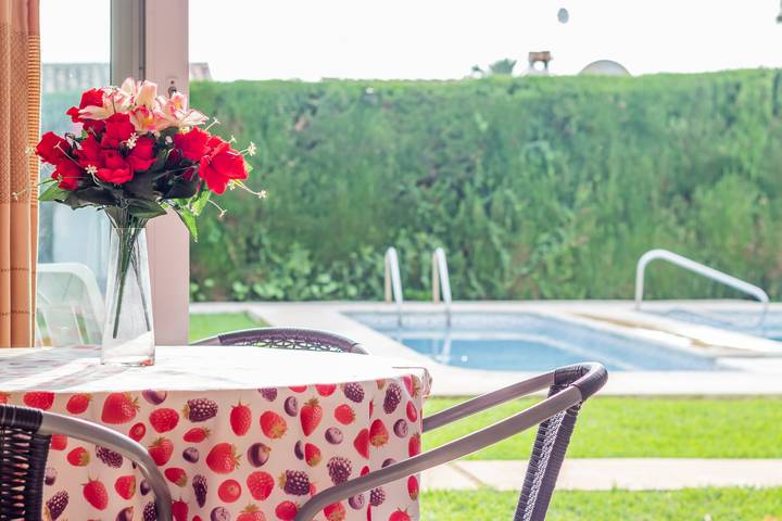 Apartamento entero, "Well-equipped 1 Bed Bungalow" con vistas a la montaña, piscina, Wi-Fi y terraza in Las Marinas, Dénia