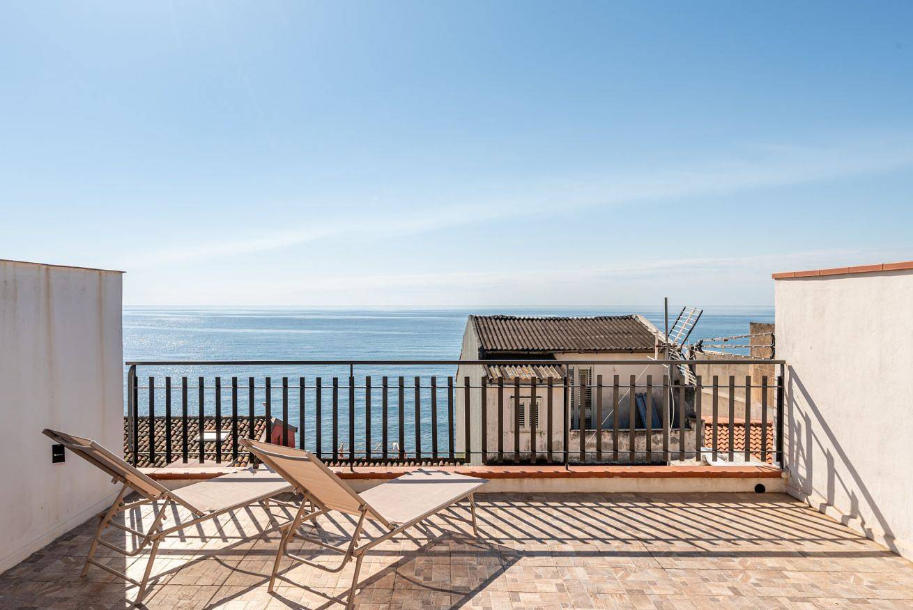 Ganze Wohnung, Ferienwohnung für 5 Personen mit Balkon/Terrasse in Giardini-Naxos, Messina Provinz
