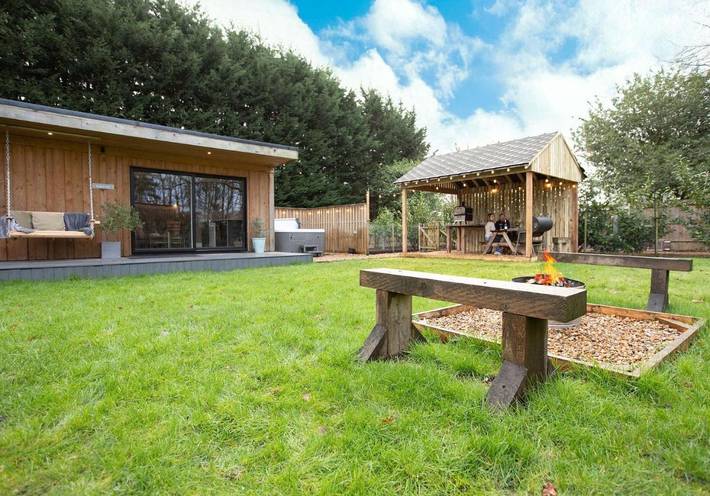 Vacation rental for 2 people, with Terrace and Hot tub as well as Yard and Sauna in Braintree