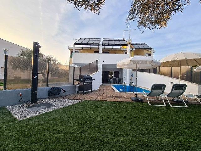 Villa für 7 Personen, mit Balkon/Terrasse und Garten sowie Pool in Novigrad