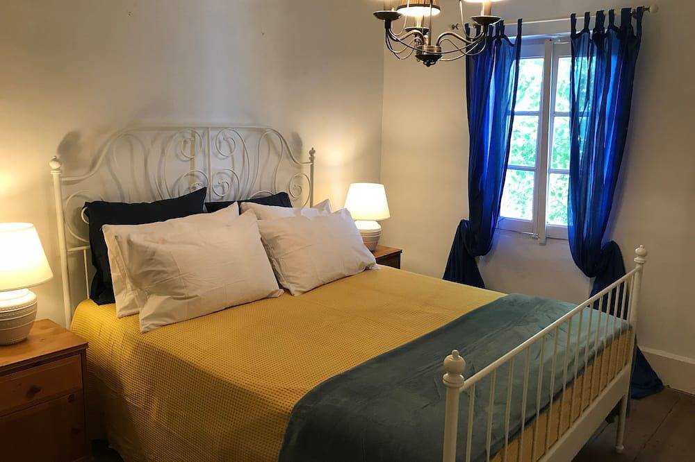 Rustic simplicity, comfort, sublime views and spectacular pool! in Cordes-sur-Ciel, Albi region