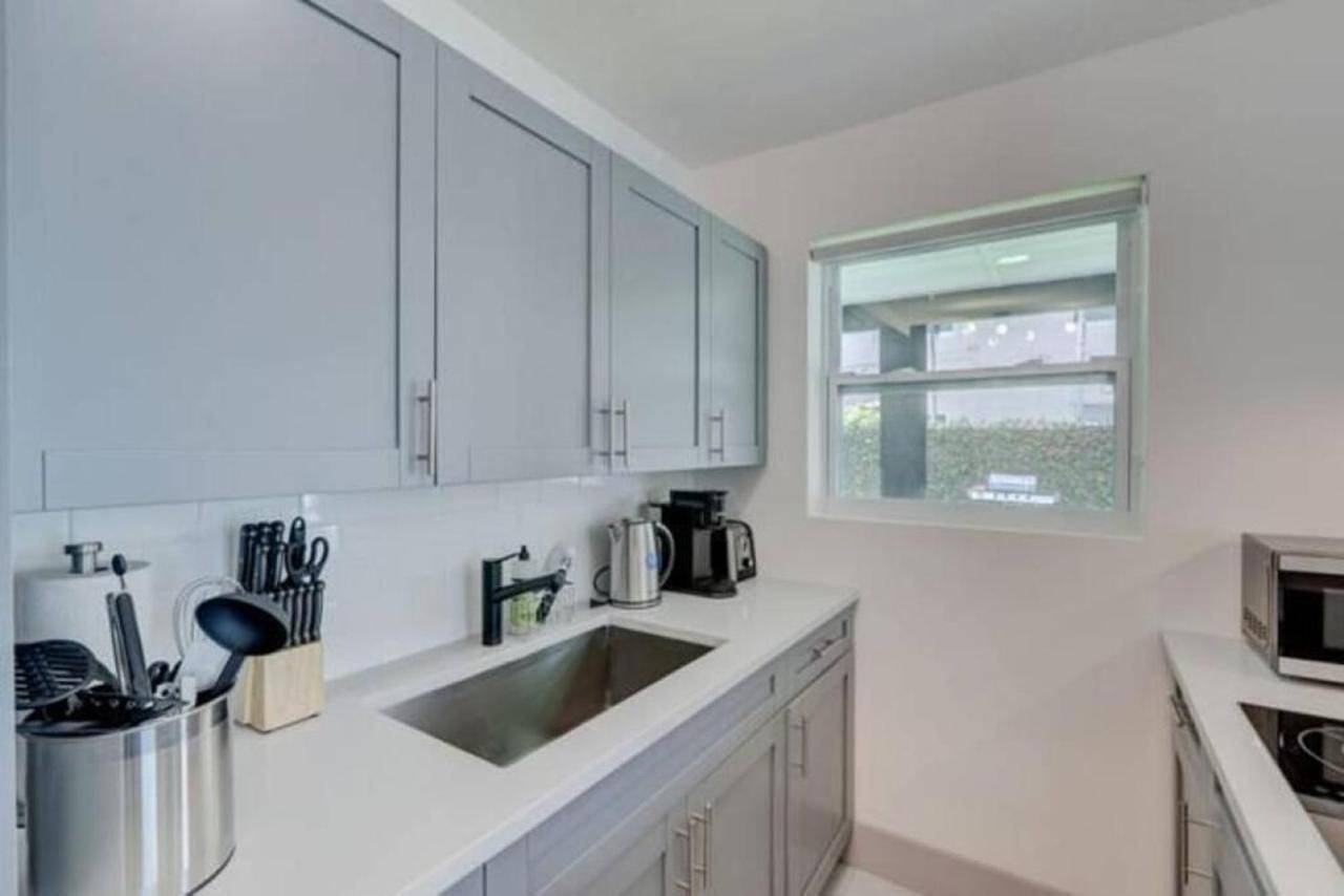 Entire apartment, Miamivice near Las Olas beach with Fire Pit in Fort Lauderdale, Broward County