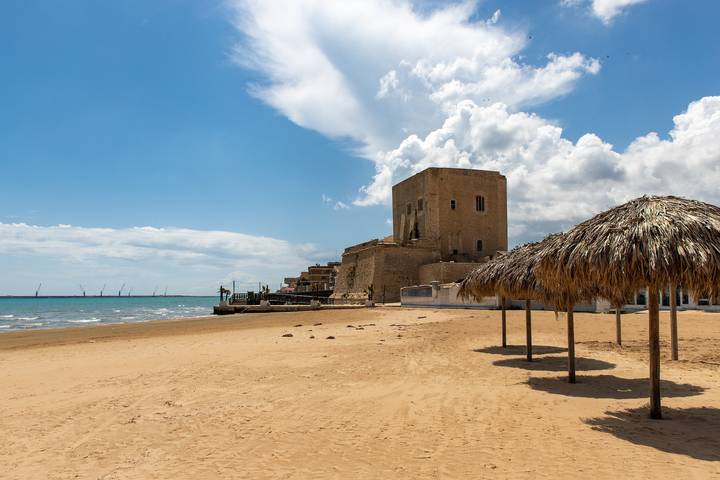Entire apartment, Casa Carolina with Private Terrace, Wi-Fi and Air Conditioning in Pozzallo, Ragusa Province