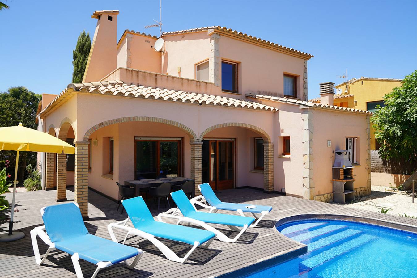 Superb villa near sandy beach Sant Pere Pescador in Sant Pere Pescador, Upper Empordà