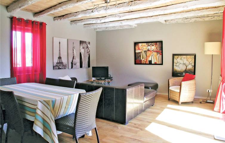 Coly Apartment: Pool, Garden & Parking in Coly-Saint-Amand, Périgord Noir