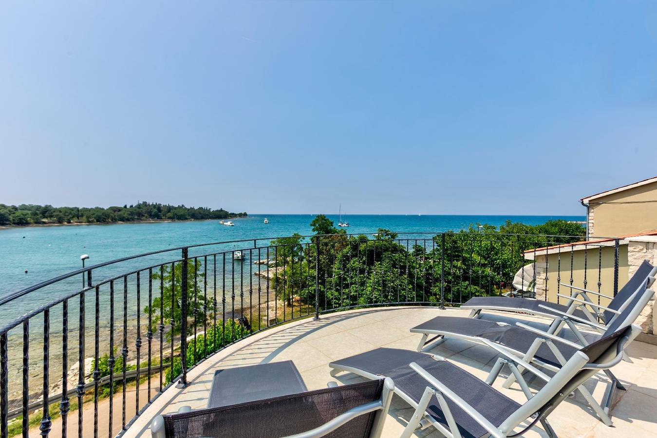 Appartement de vacances entier, Appartements avec balcon juste devant la plage in Lovrečica, Région d'Umag