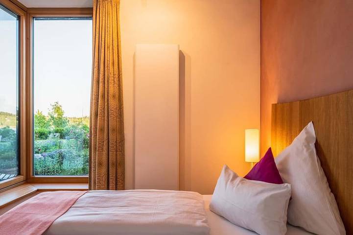 Ganze Wohnung, Rosengarten, 66 qm Souterrain, 2 separate Schlafzimmer, 2 Bäder in Bad Endorf, Chiemsee