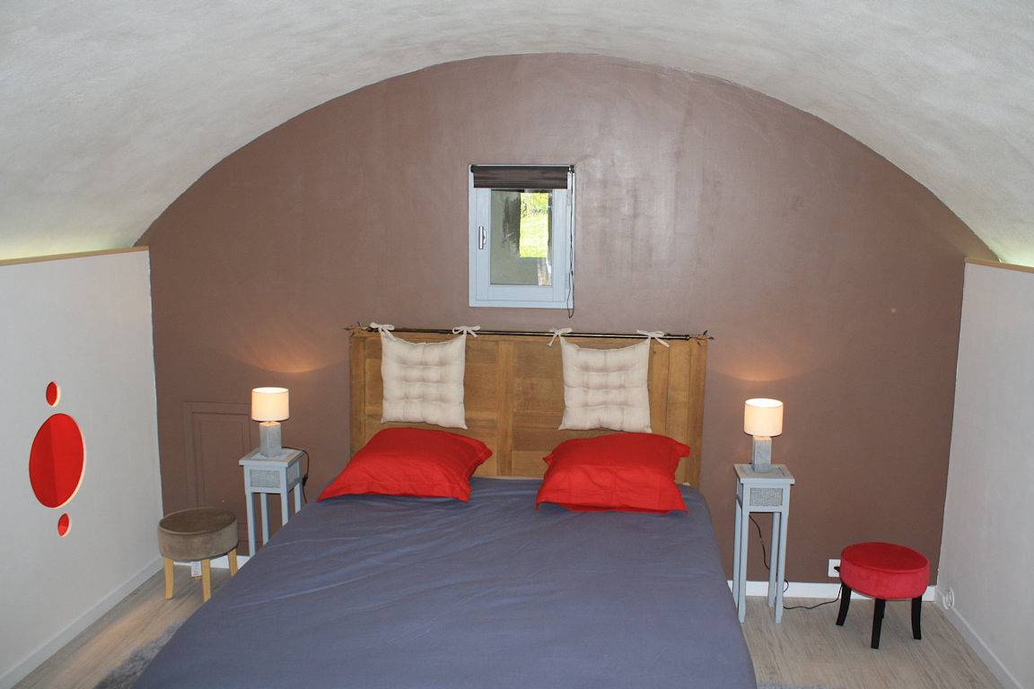 La Chambre de Roche, chambre d'hôtes à la Ferme - Chambre Les Assous in Saint-Bonnet-de-Salers, Parc naturel régional des Volcans d'Auvergne