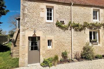 Gîte pour 3 personnes, avec jardin ainsi que vue et piscine à Graye-sur-Mer