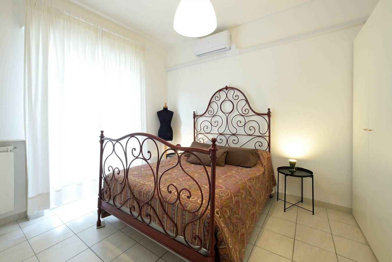 Apartamento entero, Apartamento "Casa Rosso Melograno" cerca del mar con balcones y Wi-Fi in Alassio, Riviera di Ponente