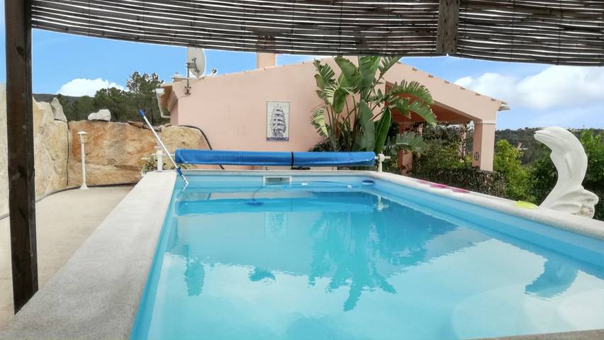 Location de vacances pour 4 personnes, avec piscine ainsi que terrasse et jardin dans Alte