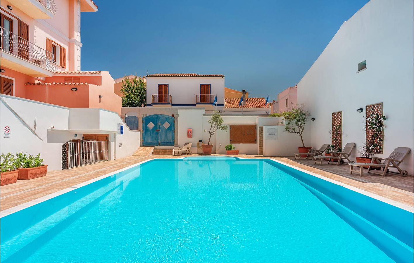 Appartement de vacances entier, Oasis au bord de la piscine avec climatisation et Internet - 2,5 km de la plage de Rena di ponente in Santa Teresa di Gallura, Santa Teresa Gallura