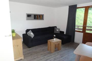 Gîte pour 4 personnes, avec piscine et balcon dans La Tania