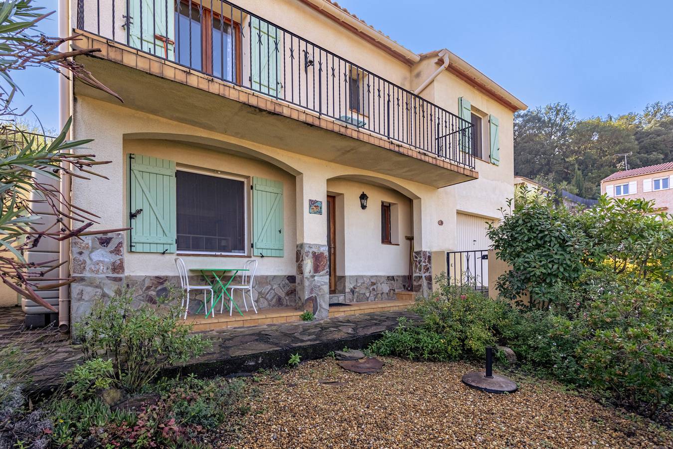 Entire apartment, Côté Jardin Apartment with View, Terrace & Garden, 2 Minutes from Céret Center in Céret, Céret region