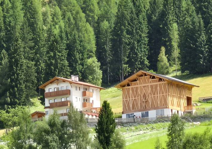 Appartement entier, Appartement 'Pirchahof Wasserfall' avec vue sur la montagne, terrasse partagée et Wi-Fi in Ganda di Martello, Martell