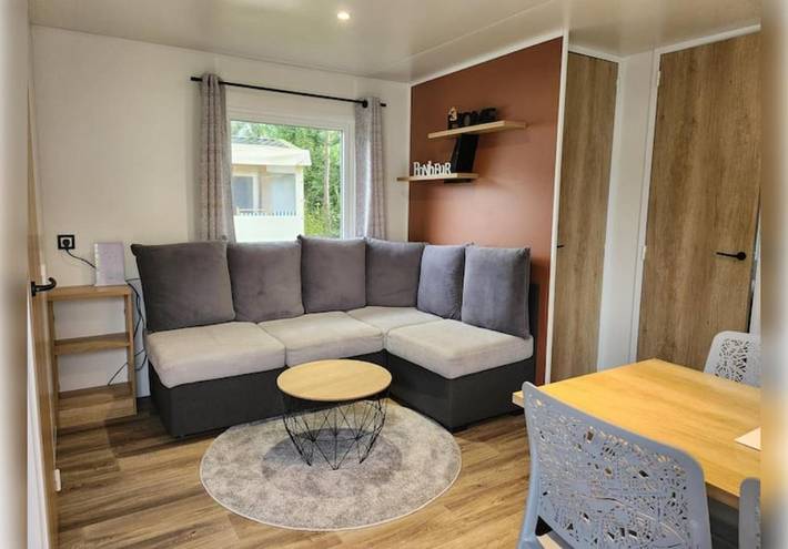 Camping pour 6 personnes, avec jacuzzi et bassin pour enfant ainsi que piscine et jardin, animaux acceptés