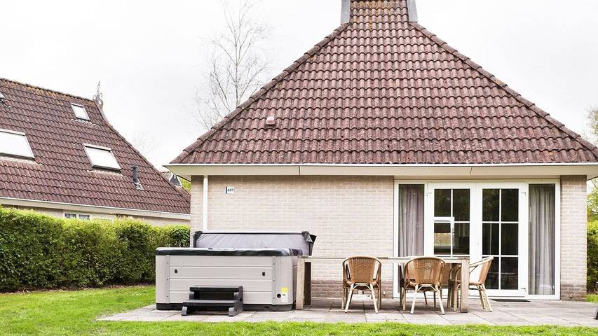 Vakantiehuis voor 6 personen, with sauna and tuin as well as terras and whirlpool in Nationaal Park De Alde Feanen