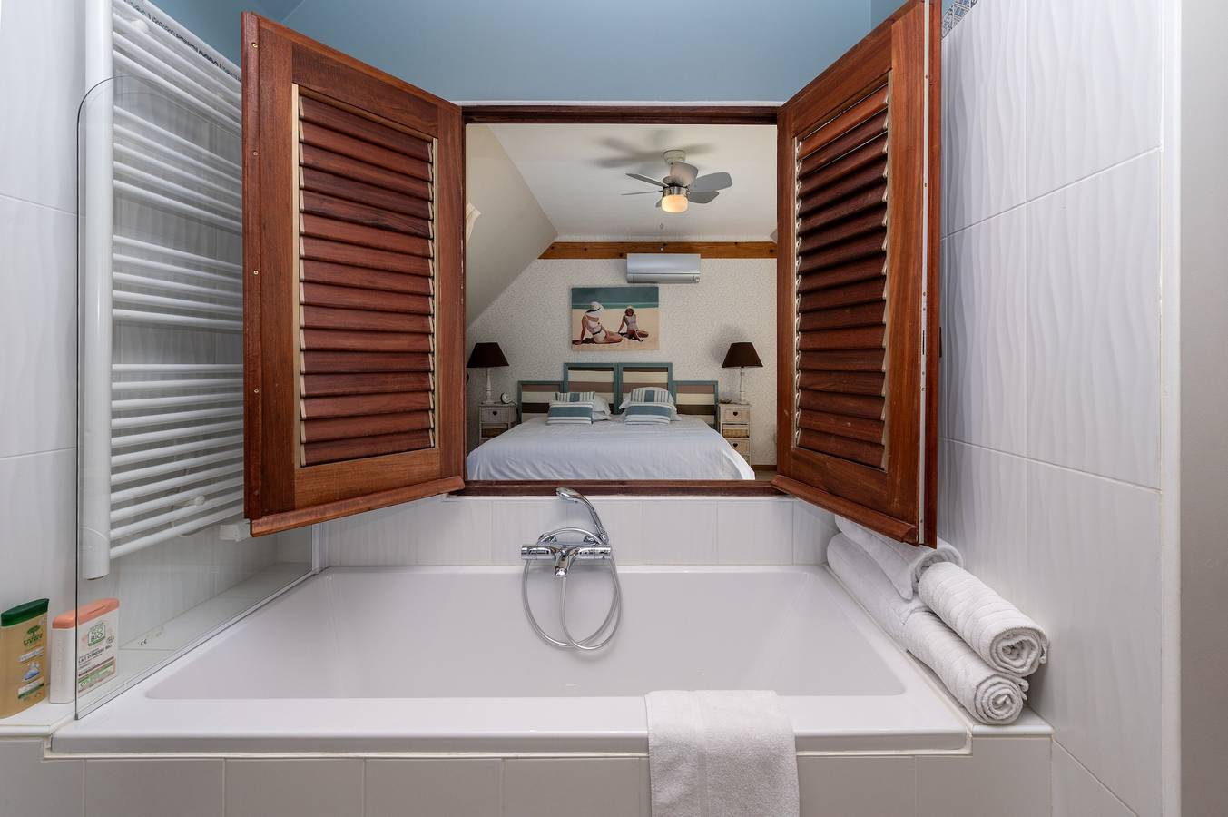 Chambre d’hôtes « Locmariaquer » avec terrasse en rez, Wi-Fi et climatisation en haute saison in Theix, Parc naturel régional du Golfe du Morbihan