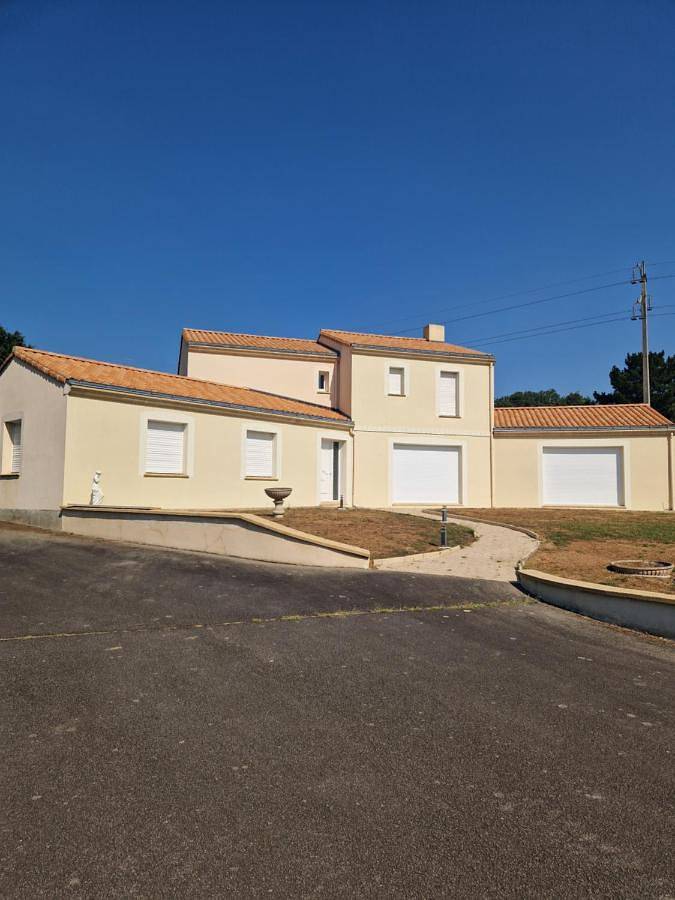 Location de vacances pour 12 personnes, avec Jacuzzi et Terrasse ainsi que Jardin et Piscine à Port-Saint-Père - 2