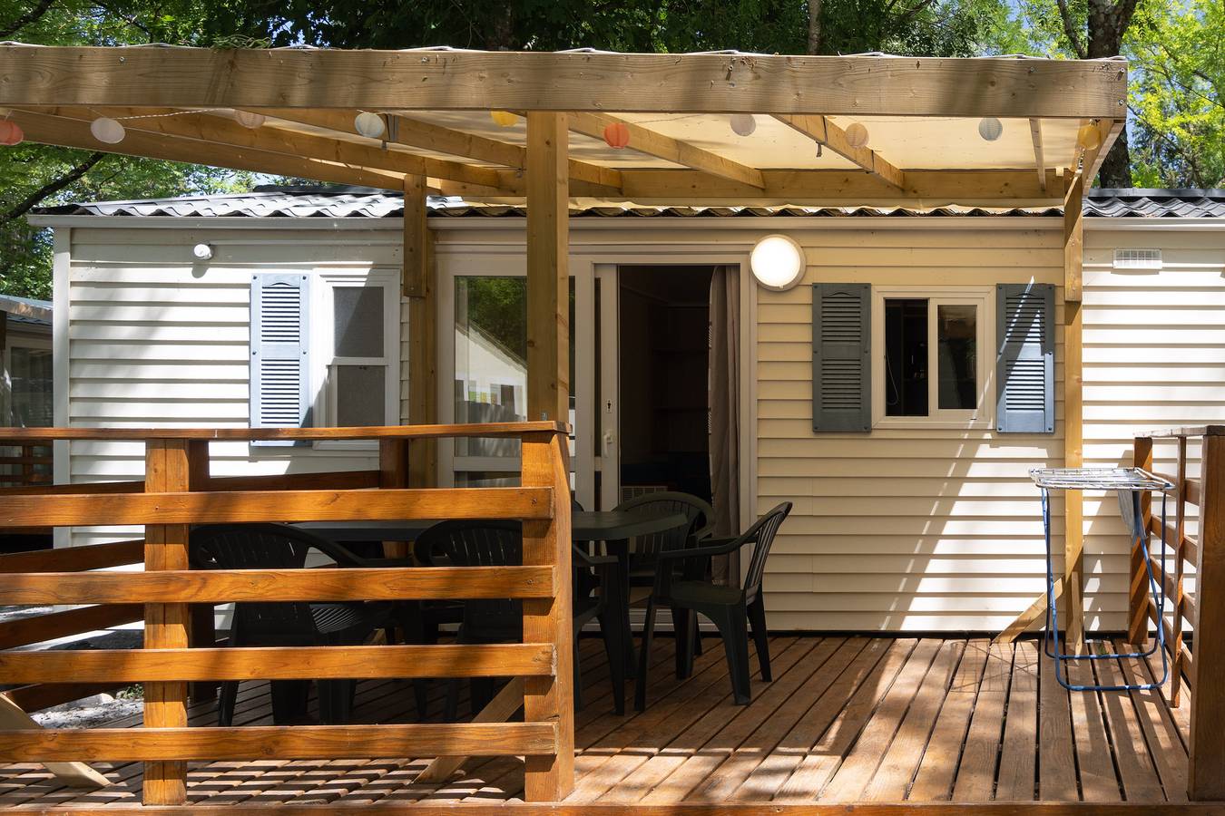 Mobil-home 'G - 1-6 pers' avec piscine commune, terrasse privée et jardin partagé in Lavilledieu, Ardèche