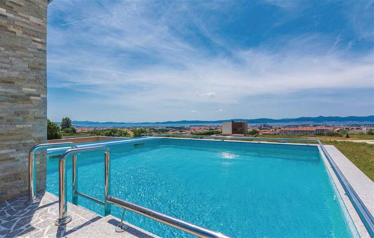 Villa for 10 people, with garden and ocean view as well as pool in Zadar (Municipality)