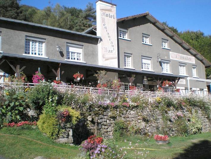 Hôtel pour 3 personnes, avec terrasse et vue sur le lac ainsi que jardin et vue