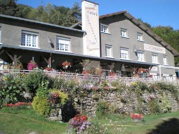 Hôtel pour 3 personnes, avec vue sur le lac et terrasse ainsi que vue et jardin à Miremont