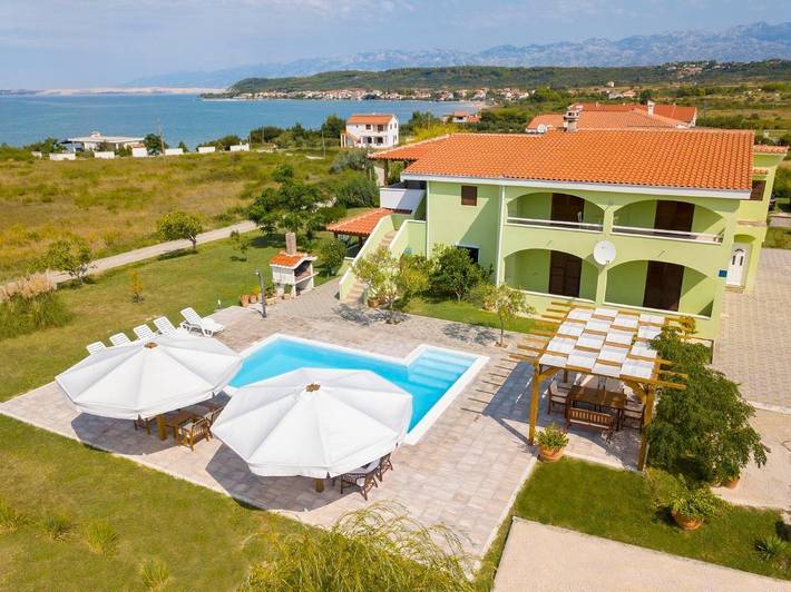 Apartament wakacyjny dla 5 osób, z taras i jacuzzi w Ljubac