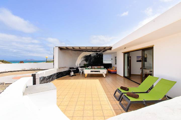 Casa de playa Famara en la orilla con piscina compartida, vistas al mar/montaña y Wi-Fi in Playa de Famara, Teguise