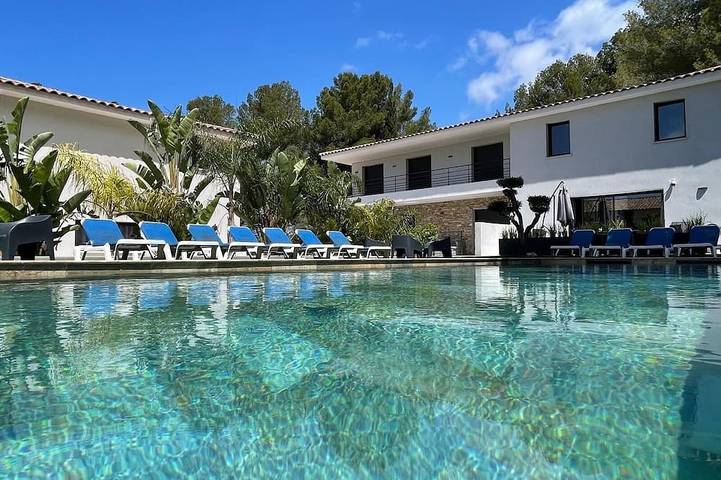 Villa pour 8 personnes, avec balcon ainsi que piscine et jardin à Sanary-sur-Mer