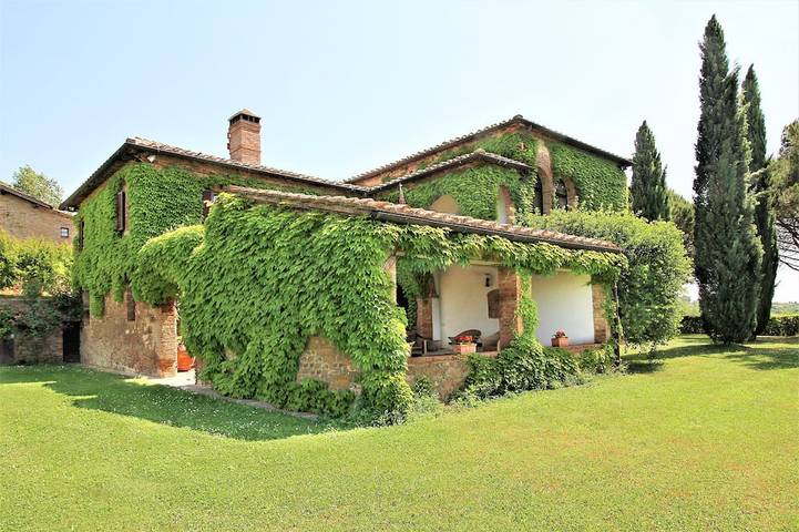 Villa for 10 people, with hot tub and yard as well as pool and balcony in Siena