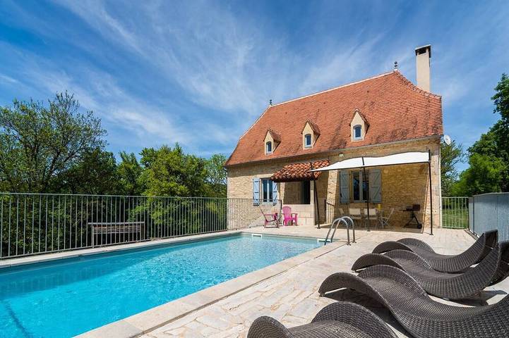 Gîte pour 6 personnes, avec terrasse ainsi que piscine et jardin à Thémines