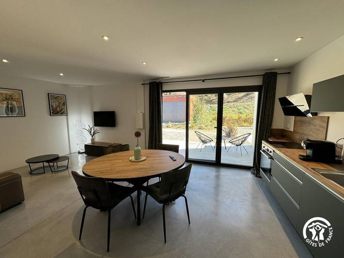 Gîte pour 2 personnes, avec terrasse et piscine à Trouillas