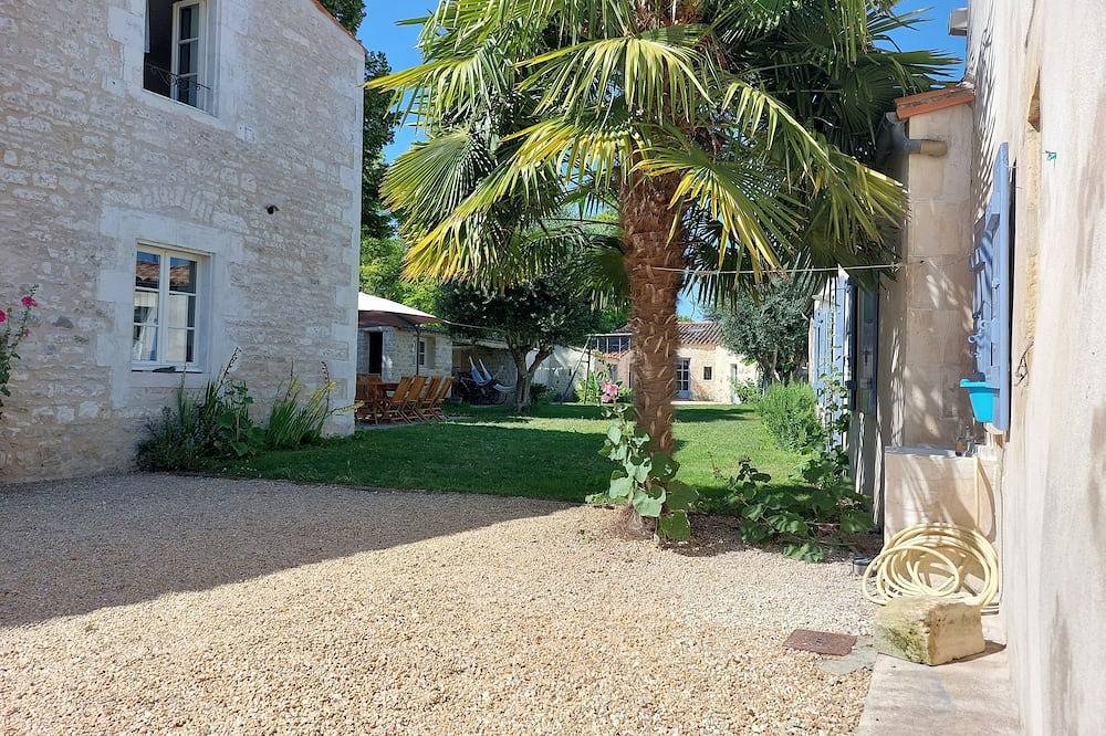 Vacation home rental with pool and beach for 10 people in Aytré, La Rochelle region