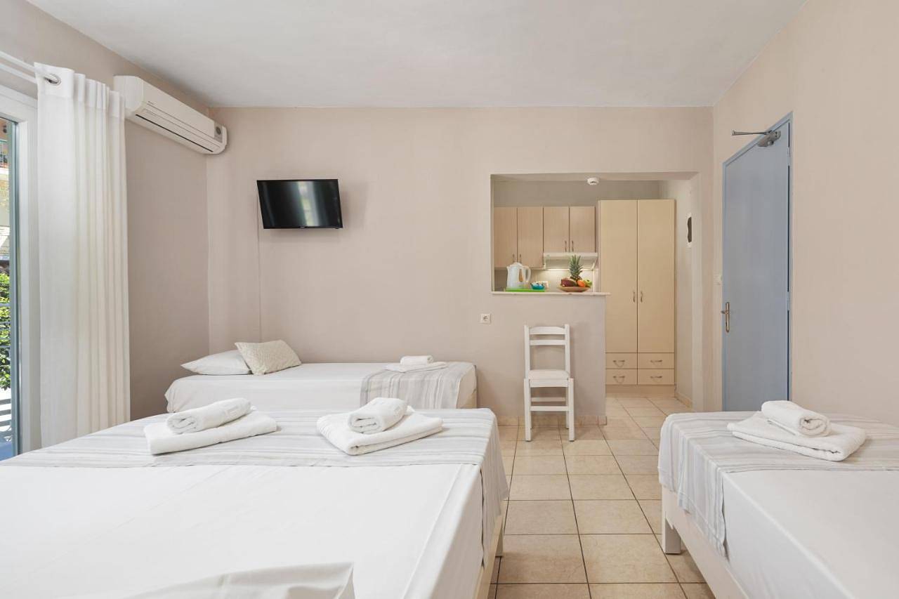 Comfort Family Studio with balcony in Benitses, Corfu, Corfou