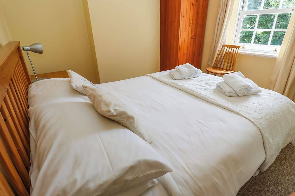 Brick Cottage, pet friendly, character holiday cottage in The Lizard in Kynance Cove, Cornwall