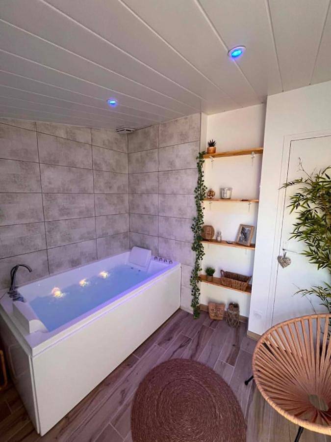 Location de vacances pour 4 personnes, avec Jacuzzi et Terrasse dans Courgains