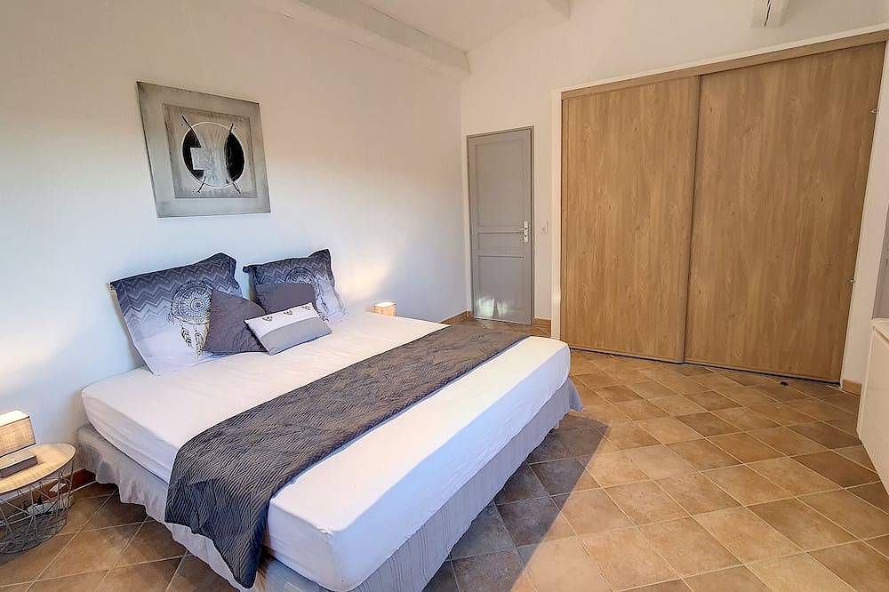 Provencal villa sleeps 8, magnificent unobstructed view with heated pool  in Salernes, Region de Draguignan