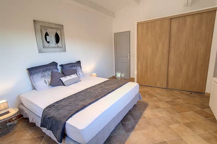 Provencal villa sleeps 8, magnificent unobstructed view with heated pool in Salernes, Draguignan region