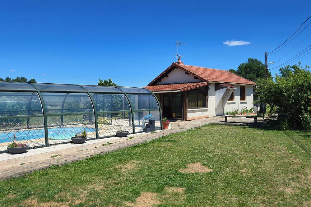 Petite Maison de Campagne Avec Piscine Couverte et Chauffée in Flayat, Parque Natural Regional de Millevaches en Lemosín