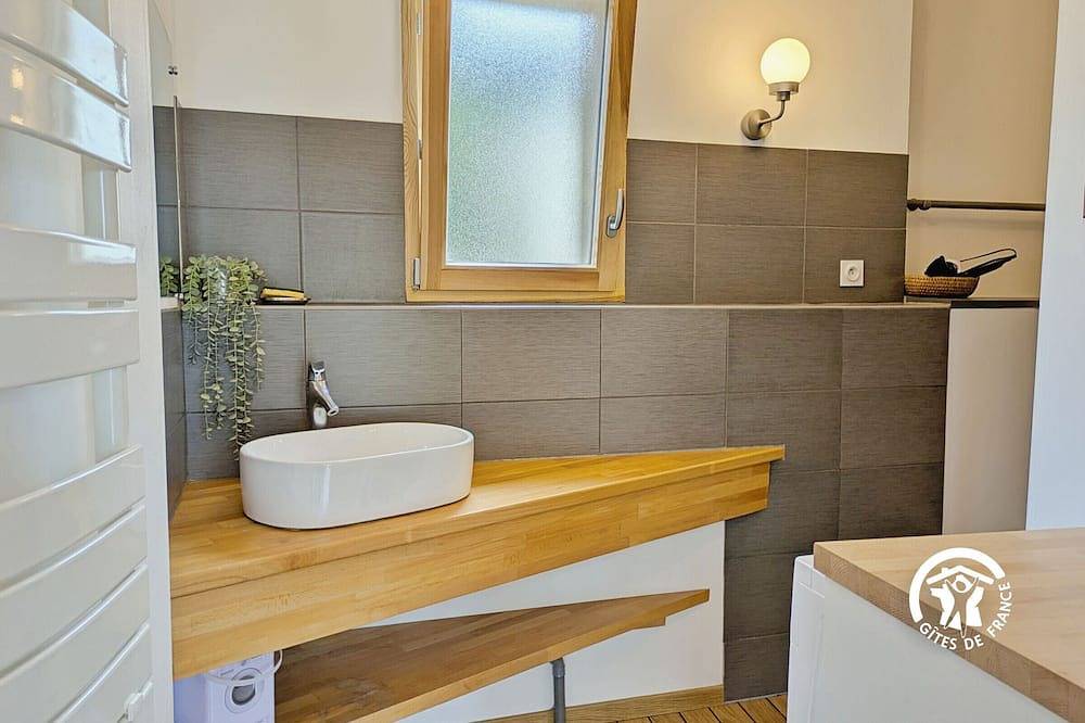 Gîte indépendant 3 chambres - confort moderne et cachet historique, animaux admis in Sainte-Suzanne, Mayenne