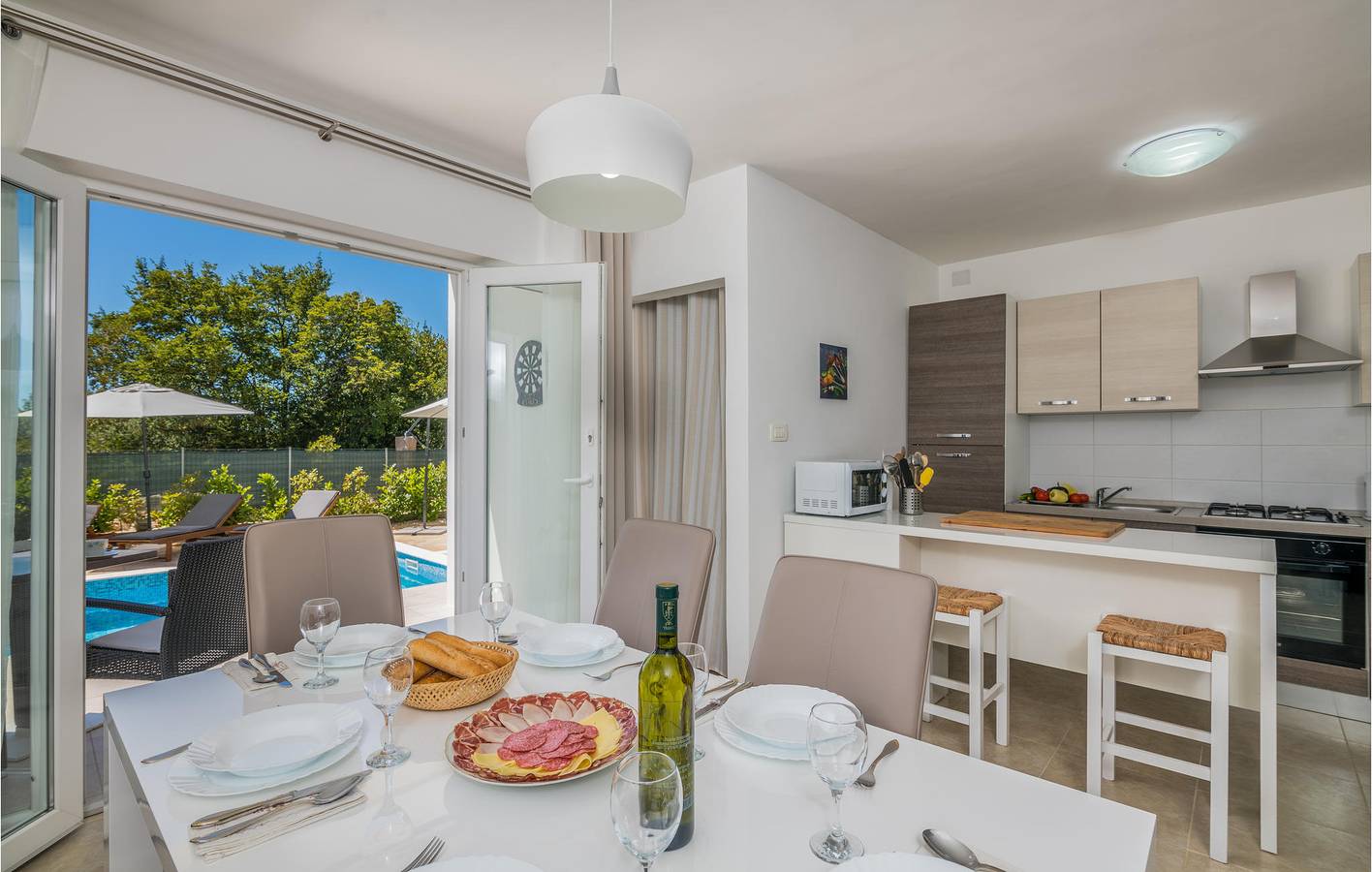 Gemütliche 1-Zimmer-Wohnung mit Pool in der Nähe des Stadtzentrums von Kras in Kras, Krk