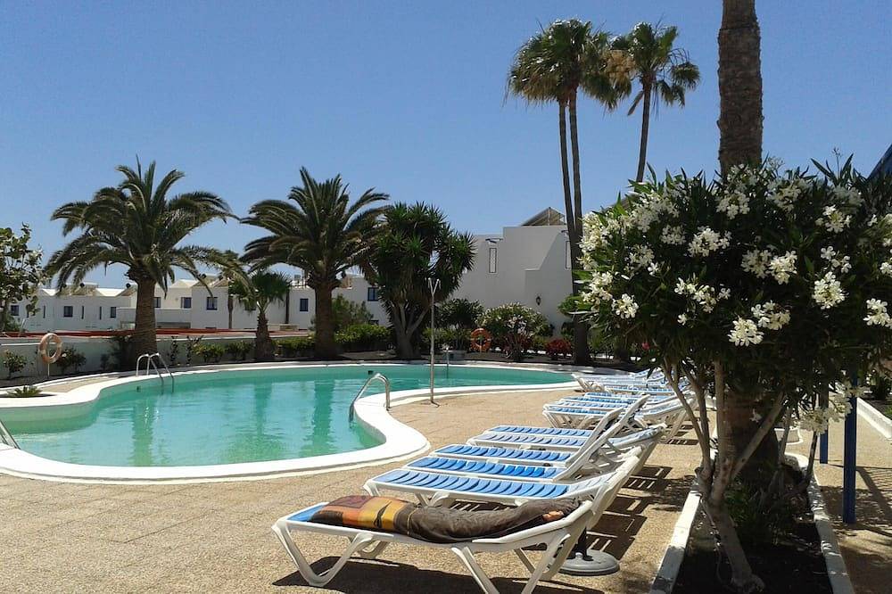 Entire apartment, Sleeps 2/4, Sea View. Wifi. Beach 400 meters. Peaceful gated complex with Pool in Puerto del Carmen, Tías