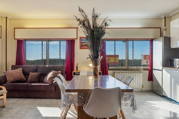 Apartamento entero, Casa vacacional 'Monumento al Camionero', Valle del río Tera, cerca de Benavente in Santibáñez de Tera, Provincia de Zamora