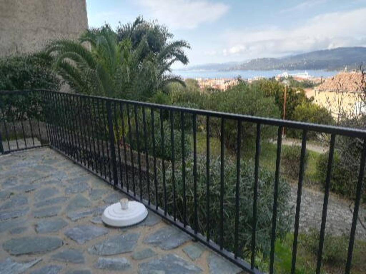 Apartamento entero, Apartamento de vacaciones T2 con vistas al mar, piscina compartida y terraza privada in Propriano, Distrito de Sartène